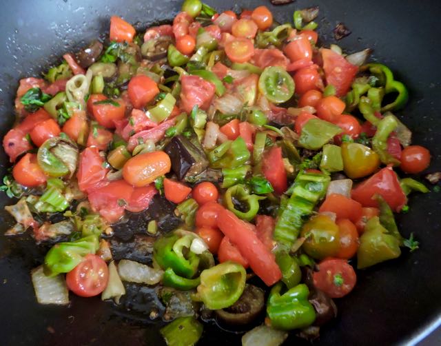 kitchen chris's tomato peppers garden herbs stir fry jul17 - 1