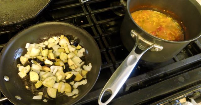 kitchen onion garlic veggie stir fry late jul19 - 1